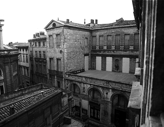 Vue d'ensemble de la façade sur la rue Jacques Coeur.