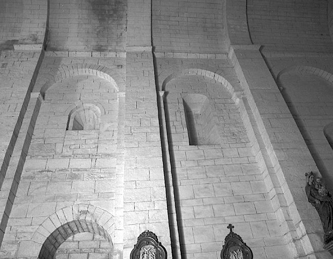 Chapelle.Vue intérieure : deux travée du mur goutterot nord.