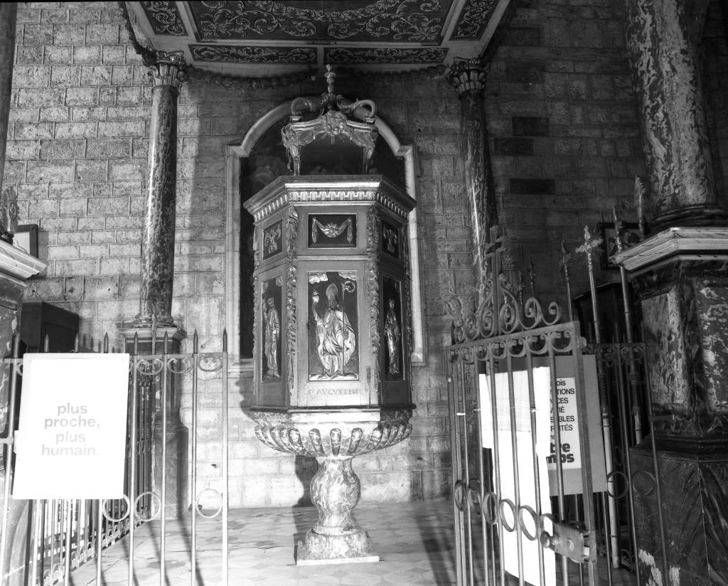 Ensemble des fonts baptismaux (fonts baptismaux, baldaquin des fonts baptismaux, 2 statues )