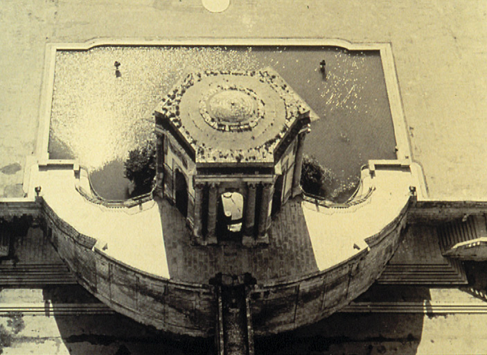 Vue aérienne du château d'eau en noir et blanc.