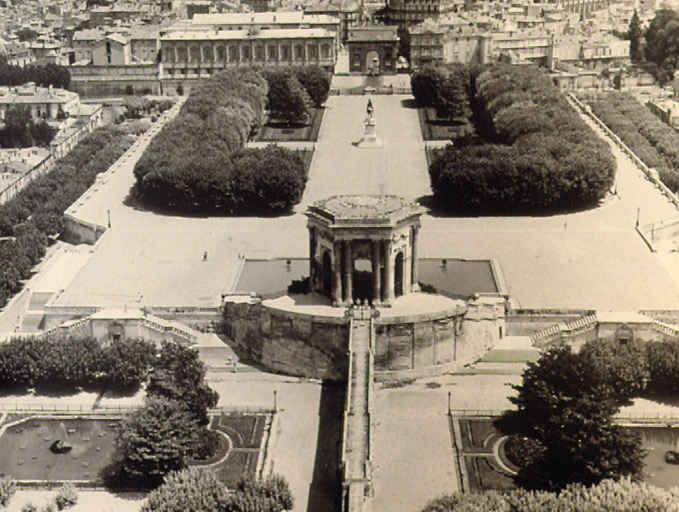 Vue aérienne en noir et blanc.