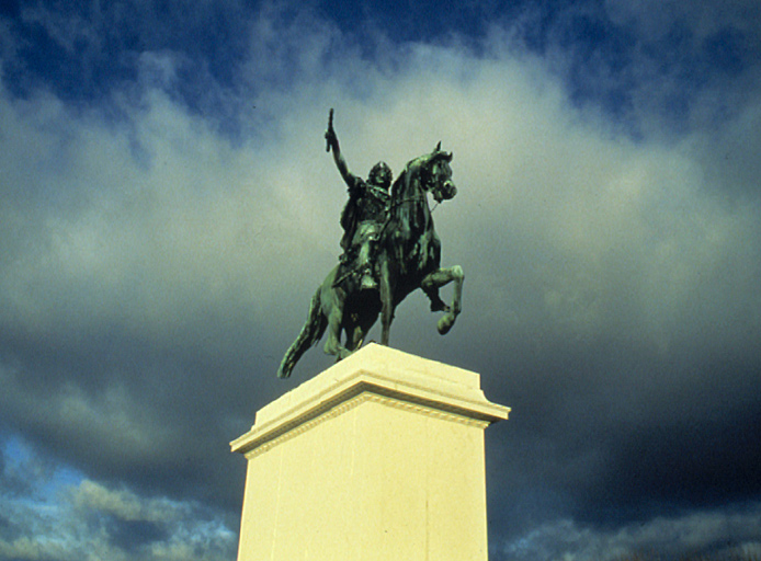 Statue équestre, ciel d'orage, vue depuis l'arc de triomphe.