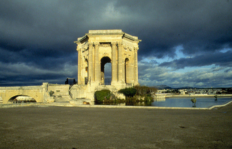 Bassin, château d'eau et arches terminales profil, ciel d'orage.