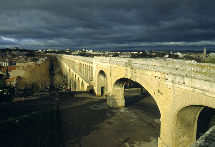 Aqueduc depuis les premières arches, ciel d'orage.