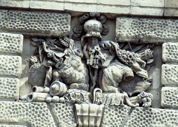 Détail des sculptures de l'Arc de Triomphe, trophées.