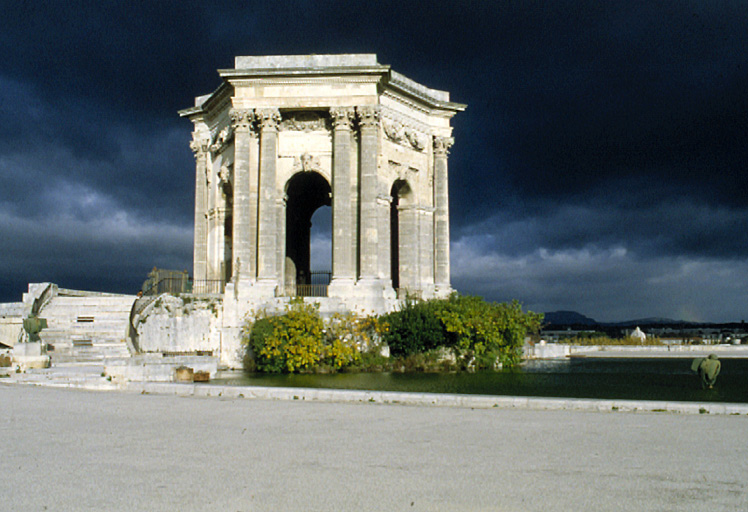 Château d'eau sous un ciel d'orage.