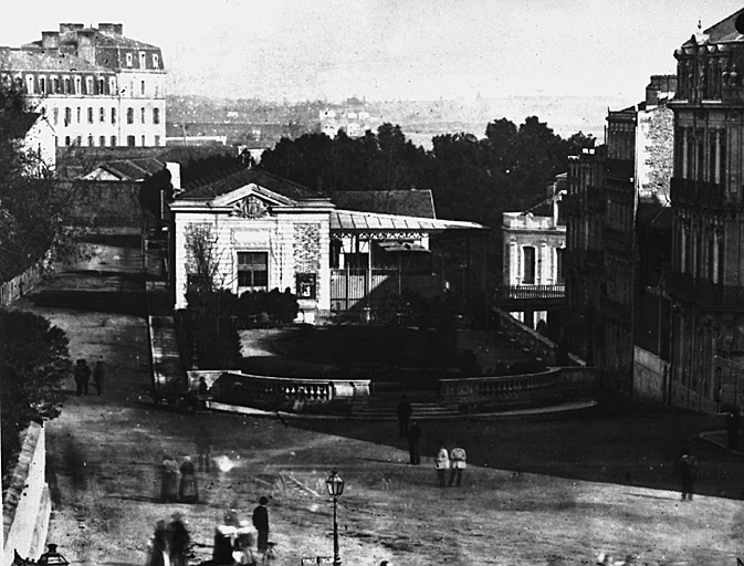 Vue générale de la gare et de son square. Photographie ancienne prise du sud-ouest.