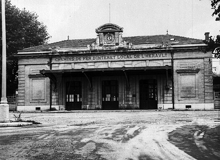 Façade principale prise du nord-est. D'après une photographie ancienne.