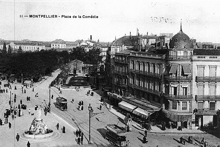 Place de la Comédie. Vue générale prise du nord-ouest. Au fond le square et la gare dite de Palavas. D'après une photographie ancienne. Coll. Paul Gemelot.