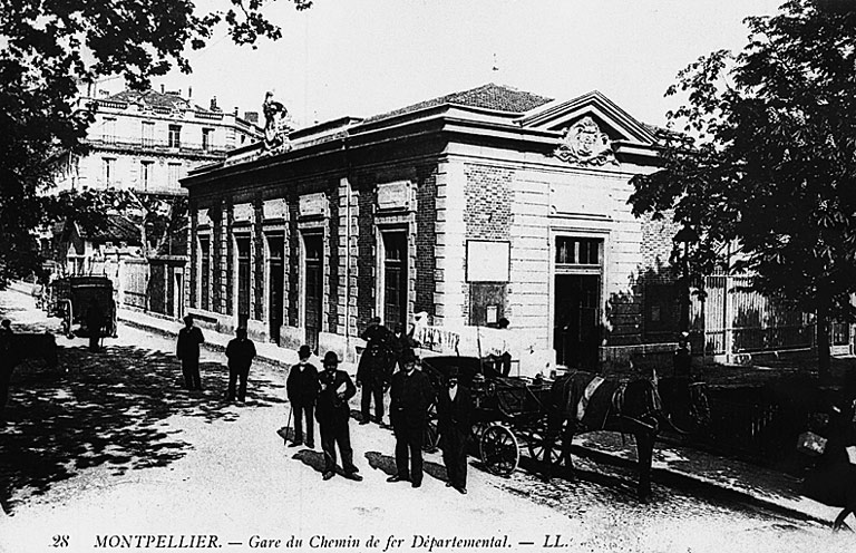 Façade latérale sur l'esplanade. D'après une carte postale ancienne. Coll. Paul Gemelot.
