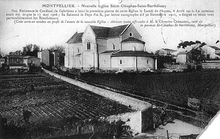 Vue d'ensemble de l'église prise du sud-est. Reproduction d'une carte postale, vers 1910.