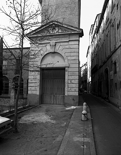Porte latérale des anciennes casernes du cours Gambetta (disparues), 1698. Actuellement déposée place Saint-Roch.