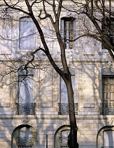 Façade sur la place de la Canourgue.