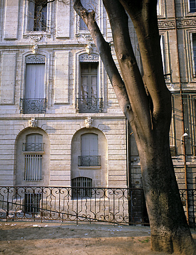 Façade sur la place de la Canourgue.