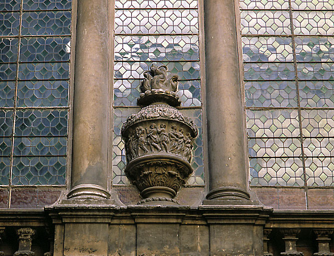 Ensemble en façade de l'escalier : pot en fer.