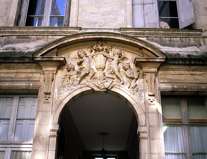 Porte du passage vers la cour, détail.