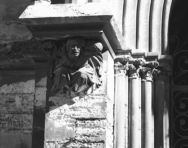 Façade sur la place Sainte-Anne, détail du culot gauche.