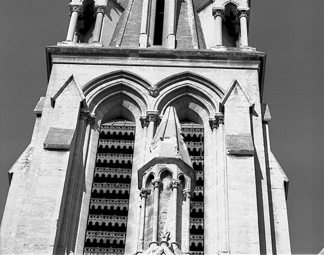 Clocher, tête sculptée façade nord.