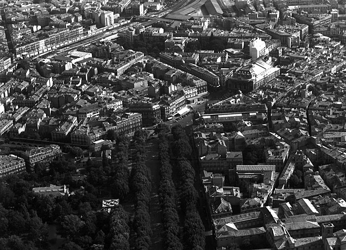 Vue aérienne prise du nord-est. On distingue la gare et le viaduc avec le train à quai.