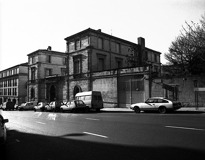 Façade sur le boulevard, vue prise de l'ouest.