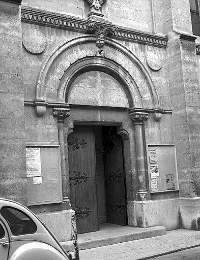 Façade principale, porte.