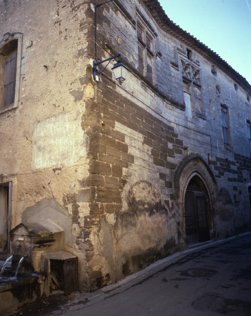 Elévation sur la rue de la fontaine, prise de la place du Peyron.