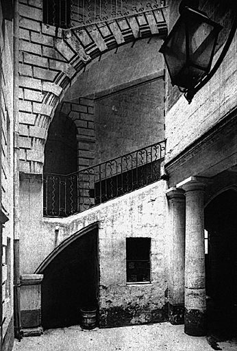 Cour : vue générale et façade de la cage d'escalier.