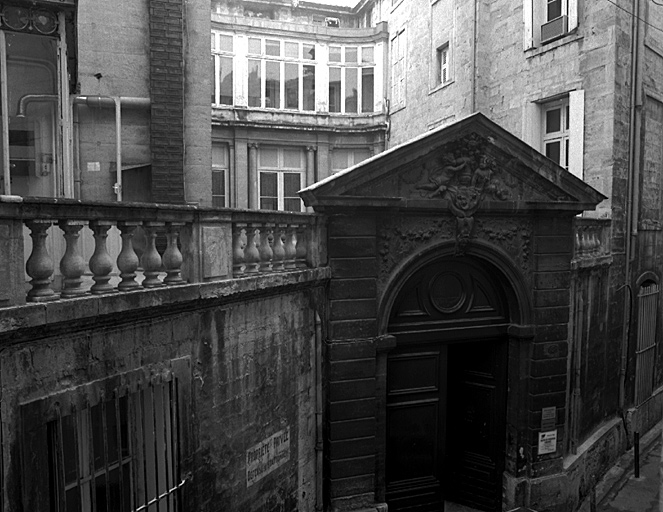 La cour avec partie haute de la façade d'entrée.