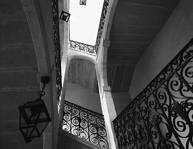 Cage d'escalier, vue intérieure.