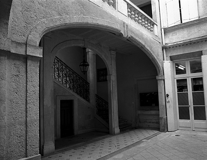 Façade de l'escalier au rez-de-chaussée.