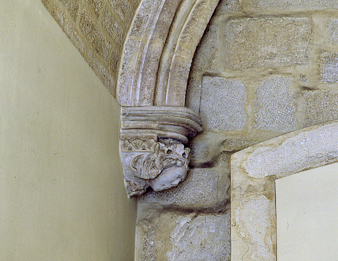 Allée d'entrée de la maison médiévale, peinture monumentale : scène de tournois.