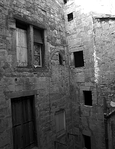 Porte en tiers point s'ouvrant dans le vide, 14e siècle.