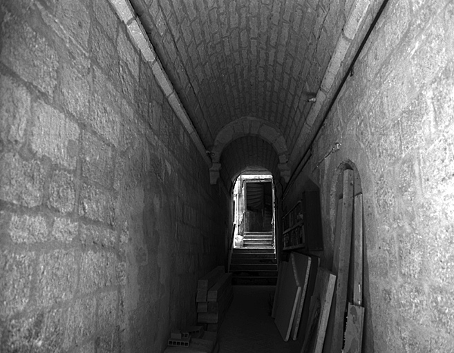 Allée d'entrée, 14e siècle.