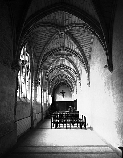 Cloître, galerie basse orientale. Vue prise vers le nord.