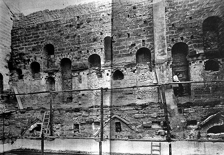 Aile sud, façade sur le préau du cloître, ensemble de baies. Etat en 1891.