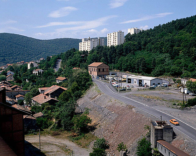 Atelier d'Agglomération, verrerie. Puits de la verrerie et salle des machines. Trémie rive droite, vue prise du lavage