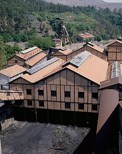 Bâtiment du criblage vu du haut de celui du lavage. Derrière de gauche à droite : caserne de Ners n°1, bains douches. Puits Ricard et salle des machines