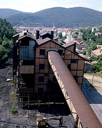 Atelier d'agglomération vu depuis le lavage. A droite : verrerie. Au fond : ville de la Grand Combe