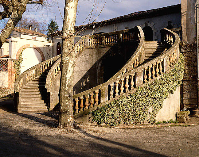 Escalier extérieur en fer à cheval