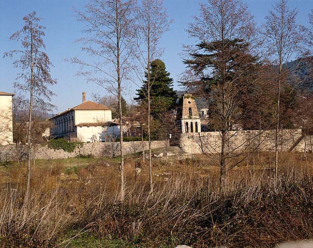 Vue générale du site depuis la rivière