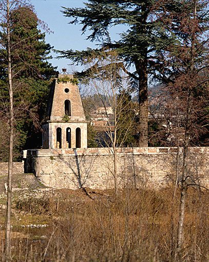 L'éolienne vue de la rivière