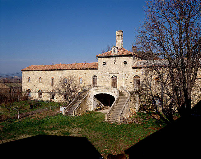 Bâtiment de la filature. Pavillon central et escalier en fer à cheval