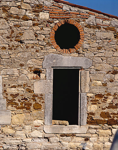 Bâtiment du hangar au sud-ouest. Fenêtres et oculi