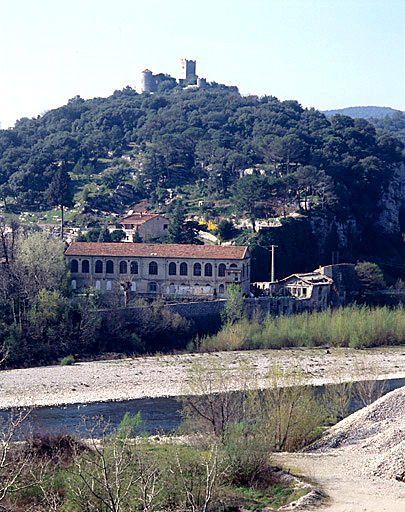 Vue générale depuis la rive gauche du Gardon