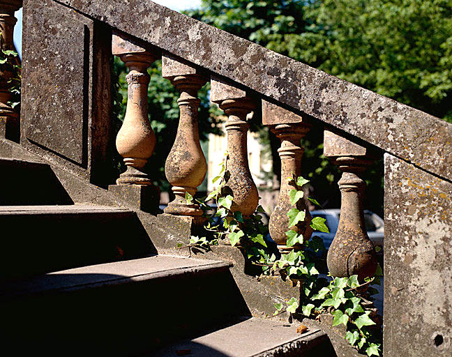 Escalier en fer à cheval. Détail des balustres