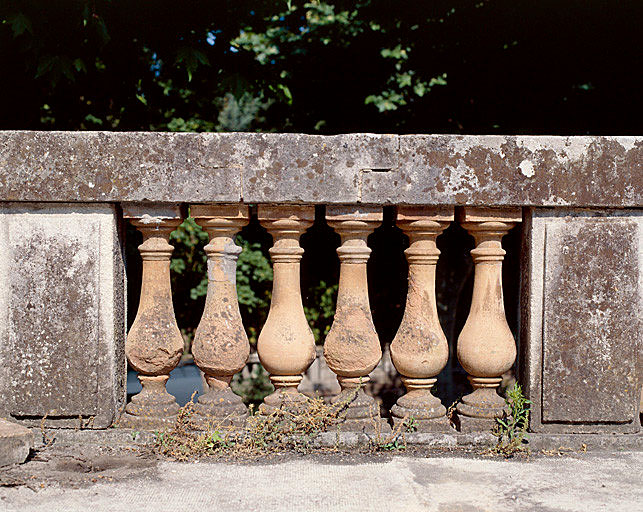 Escalier en fer à cheval. Détail des balustres