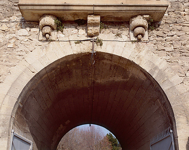 Porche d'entrée côté sud est (route) et consoles du balcon