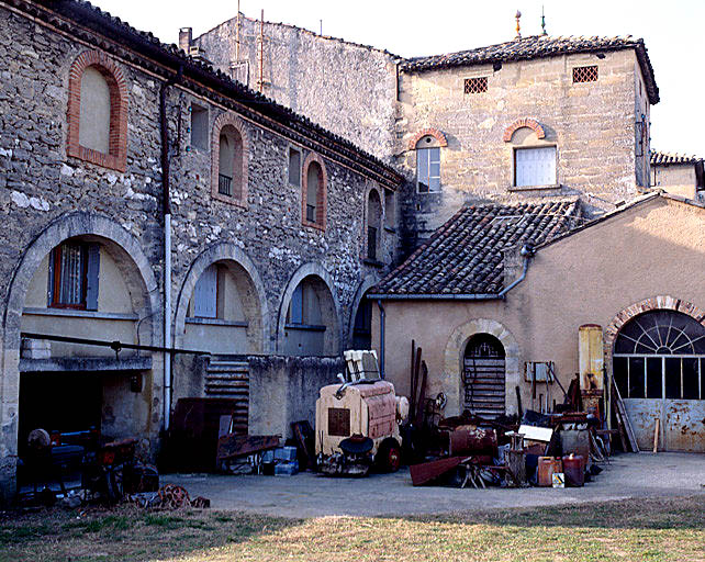 Aile nord-est. Murs pignon nord-est et long pan nord-ouest. A droite début de la chaufferie