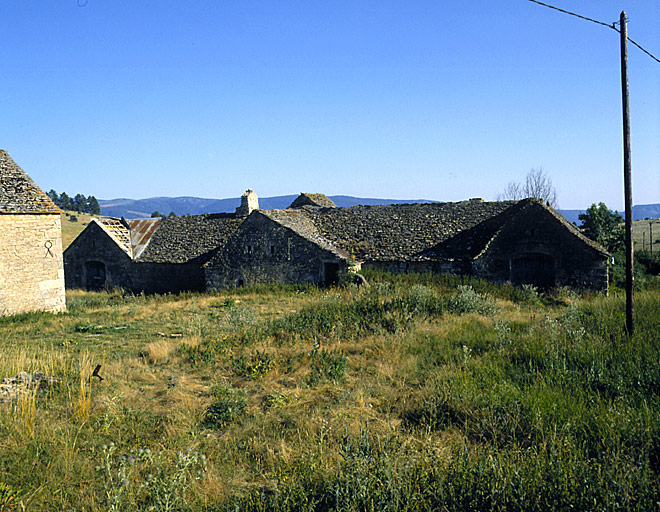 Vue d'ensemble de la ferme prise du nord.
