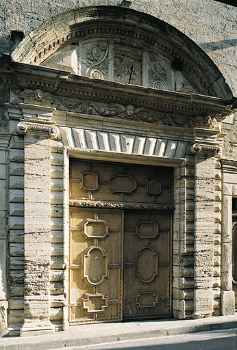 Ancienne chapelle des pénitents noirs, portail.